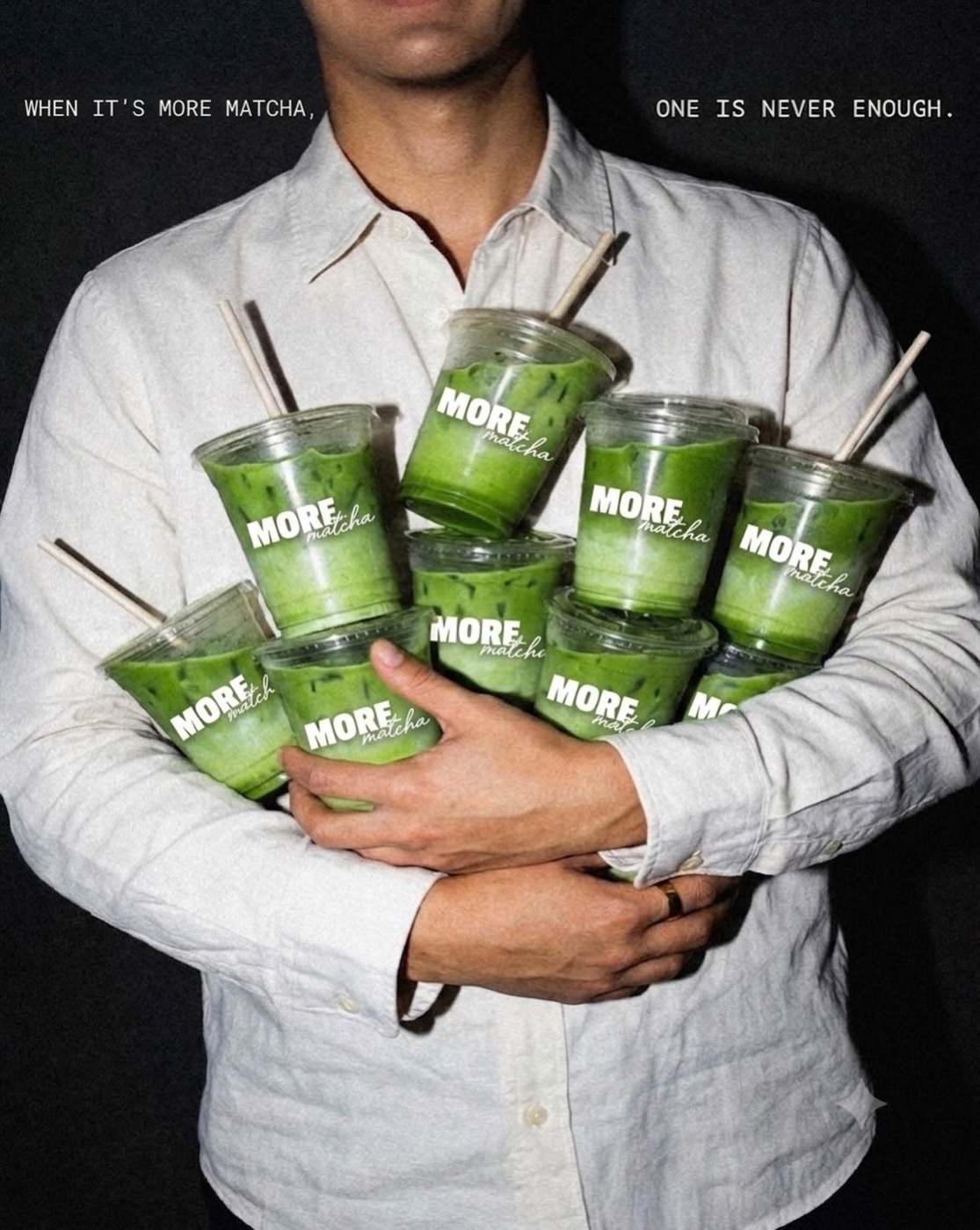Kelímky matcha latte More Matcha v papírovém nosiči
