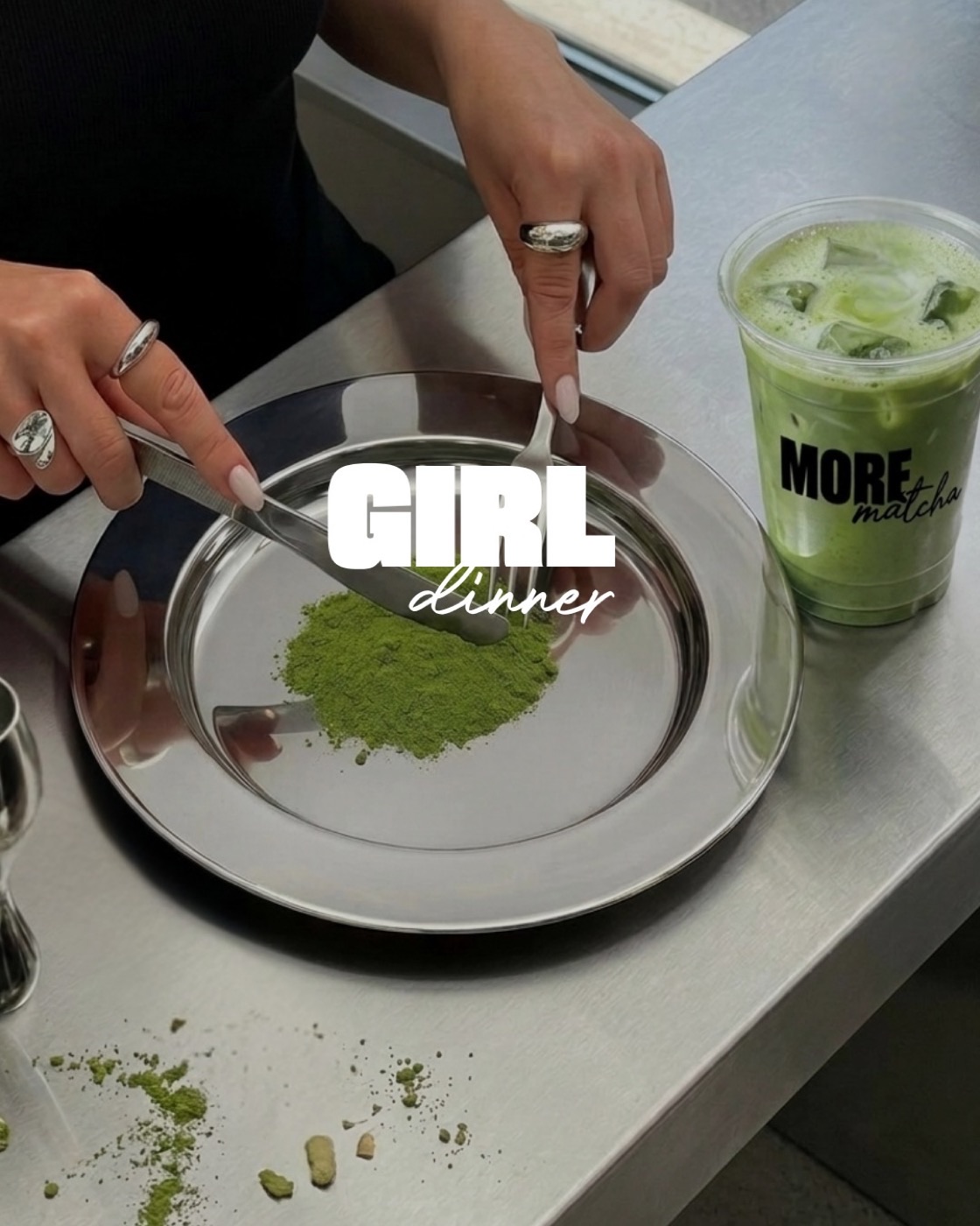Girl dinner: matcha latte a talíř s matchou