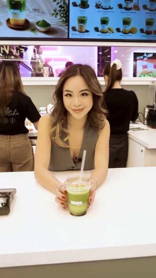 Baristka za barem More Matcha připravuje matcha latte