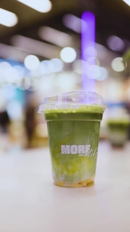 Kelímek More Matcha na baru v Máji s neonovým světlem