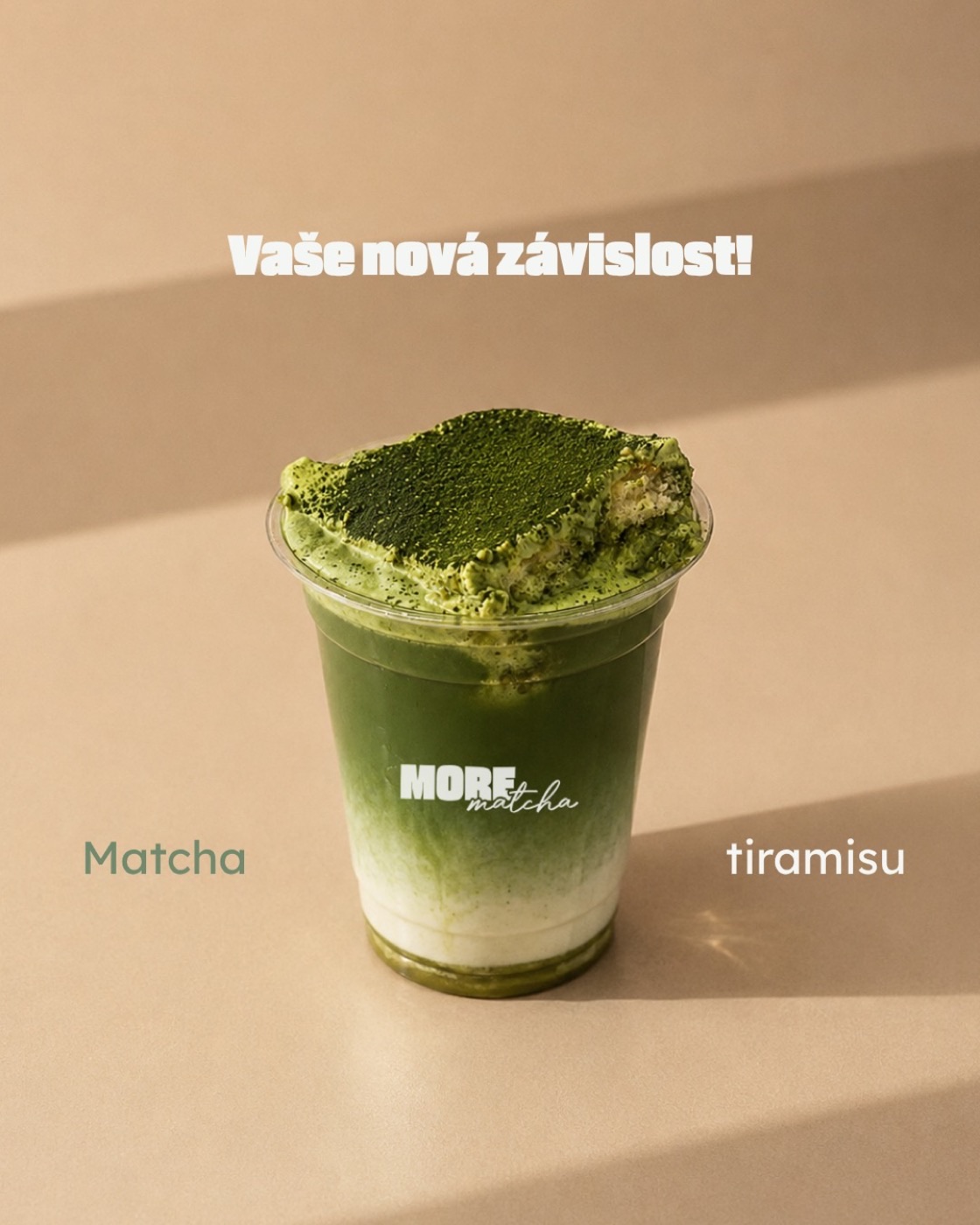 Matcha tiramisu v kelímku posypané matchou